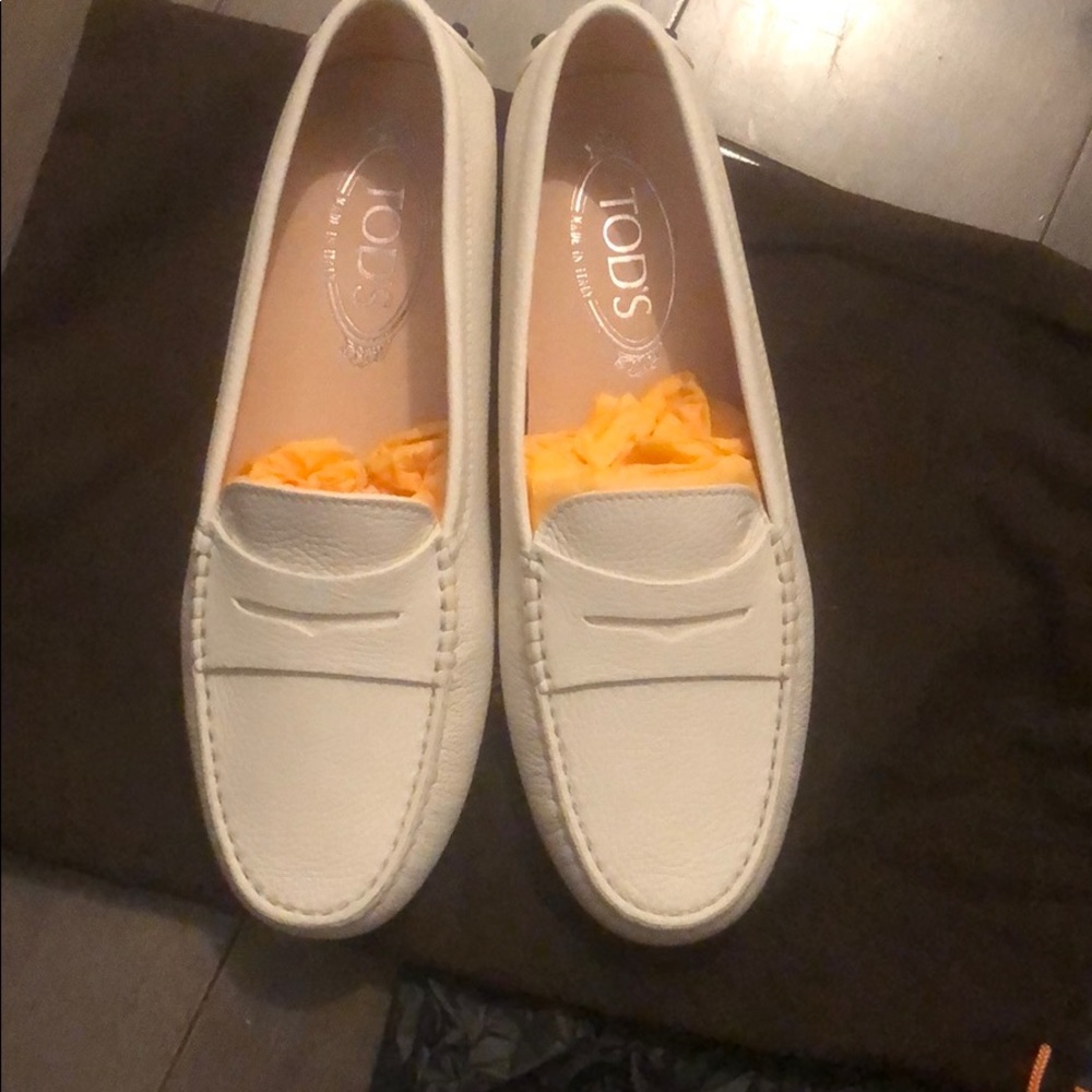 Tod’s pebbled soft leather white loafers Sz 8